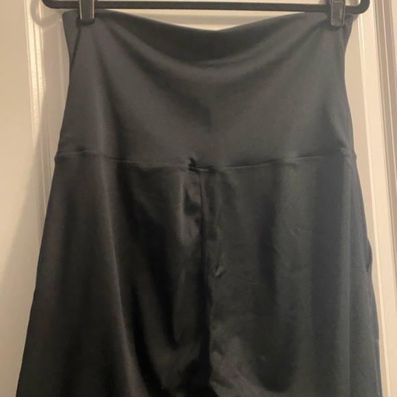 Halara dark grey leggings with pockets- extra high waisted - Picture 4 of 5